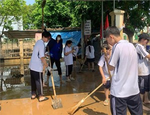 Huyện đoàn Thanh Trì, Hà Nội ra quân vệ sinh môi trường, hỗ trợ nhân dân vùng ngập lụt (14/10/2024)